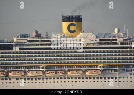 Marsiglia, Francia. 24 settembre 2021. Primo piano della nave da crociera "Costa Diadema" che arriva a Marsiglia. La nave da crociera di linea “Costa Diadema” arriva nel porto mediterraneo francese di Marsiglia. Credit: SOPA Images Limited/Alamy Live News Foto Stock