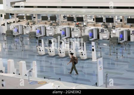 Tokyo, Giappone. 24 settembre 2021. Il passeggero cammina attraverso il terminal 3 dell'aeroporto Haneda, per lo più vuoto. Dopo la fine delle Olimpiadi e delle Paralimpiadi di Tokyo 2020, l'aeroporto Haneda è tornato al suo stato di quiete mentre lo stato di emergenza a Tokyo continua credito: SOPA Images Limited/Alamy Live News Foto Stock