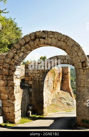 Antica città di Ferentino , Italia , porta Casamari , doppia porta con due archi a tutto sesto costruiti con blocchi di tufo Foto Stock