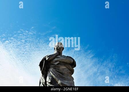 Statua in bronzo del poeta romano Ovidio contro il cielo blu simbolo della città di Sulmona, luogo di nascita di Ovidio Foto Stock