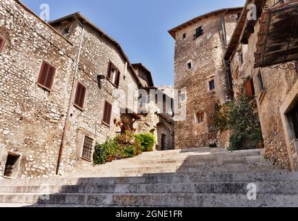 Imponente scalinata a Sermoneta , Italia , antica città medievale Foto Stock