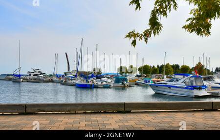 Diverse barche sono ormeggiate a Marina Park, sul lago superiore, a Thunder Bay, Ontario, Canada, in una calda giornata estiva. Foto Stock