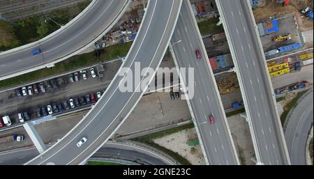 Scatto aereo dell'intersezione stradale multilivello sulle piste ferroviarie, Mosca Foto Stock