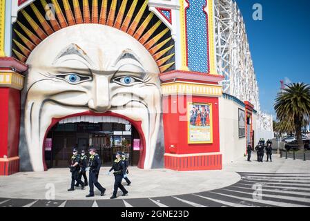 Melbourne, Australia. 25 Settembre 2021. 25 settembre 2021, Melbourne, Australia. La polizia cammina oltre Luna Park in preparazione di una protesta anti-blocco a St Kilda. Credit: Jay Kogler/Alamy Live News Credit: Jay Kogler/Alamy Live News Foto Stock