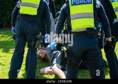 Melbourne, Australia. 25 Settembre 2021. 25 settembre 2021, Melbourne, Australia. La polizia arresta un potenziale protester anti-blocco a St Kilda prima che si svolasse un raduno pianificato. Credit: Jay Kogler/Alamy Live News Credit: Jay Kogler/Alamy Live News Foto Stock