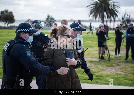 Melbourne, Australia. 25 Settembre 2021. 25 settembre 2021, Melbourne, Australia. Una donna viene tolta dalla polizia per aver partecipato a una protesta anti-blocco a St Kilda. Credit: Jay Kogler/Alamy Live News Credit: Jay Kogler/Alamy Live News Foto Stock