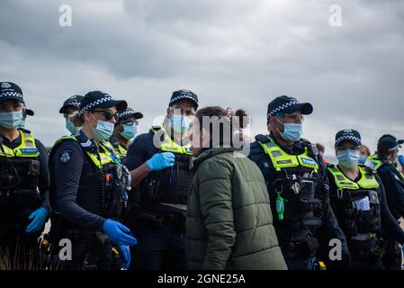 Melbourne, Australia. 25 Settembre 2021. 25 settembre 2021, Melbourne, Australia. Una donna urla contro la polizia per un apparente trattamento ingiusto nei confronti dei manifestanti. Credit: Jay Kogler/Alamy Live News Credit: Jay Kogler/Alamy Live News Foto Stock