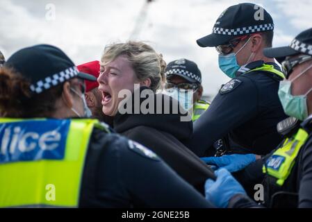 Melbourne, Australia. 25 Settembre 2021. 25 settembre 2021, Melbourne, Australia. Una donna urla mentre lei e il suo partner sono arrestati per aver partecipato a una protesta anti-blocco a St Kilda. Credit: Jay Kogler/Alamy Live News Credit: Jay Kogler/Alamy Live News Foto Stock