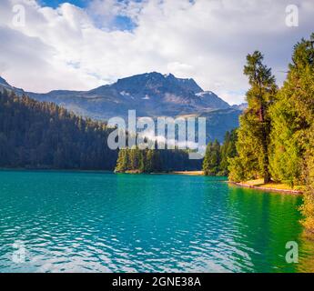 Mattinata estiva soleggiata sul lago di Silvaplana. Grande scena all'aperto nelle Alpi svizzere, provincia di Sondrio Regione Lombardia, Italia, Europa. Stile artistico post proce Foto Stock