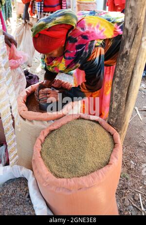 Una donna Oromo che acquista al colorato mercato di Bati, Etiopia. Foto Stock