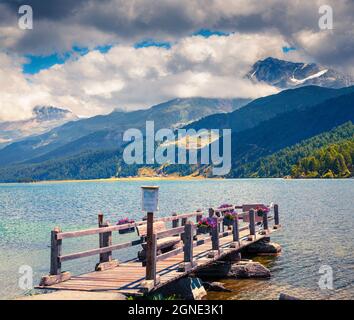 Molo di legno sul lago Sils. Colorata vista mattutina nelle Alpi svizzere, passo Maloja, alta Engadina nel cantone dei Grigioni, Svizzera, Europa. Artistico Foto Stock