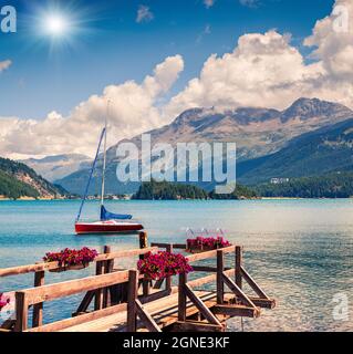 Molo di legno sul lago di Sils con yacht. Colorata vista mattutina nelle Alpi Svizzere, passo Maloja, alta Engadina nel cantone dei Grigioni, Svizzera, Europ Foto Stock