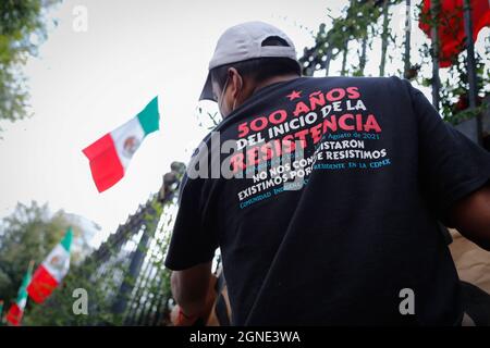 Messico, Messico. 24 settembre 2021. Un dimostratore della comunità Otomi in resistenza e ribellione mette un segno fuori dalla Secretaria de Gobernaci durante una protesta contro la violenza sull'EZLN in Messico. L'Esercito Zapatista di Liberazione Nazionale (EZLN) ha chiesto una marcia a causa della situazione politica in Chiapas, in quanto denunciavano il rapimento di due membri della delegazione che si sarebbe recata in Europa presumibilmente ordinata dal Governatore di Chiapas Rutilio Escandon Cadenas. Credit: SOPA Images Limited/Alamy Live News Foto Stock