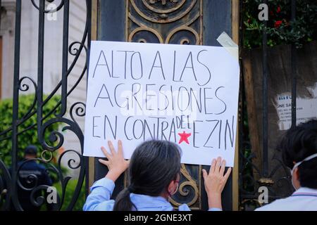 Messico, Messico. 24 settembre 2021. Un dimostratore zapatismo ha appeso un segno fuori dalla Secretaria de Gobernaci durante una protesta contro la violenza sull'EZLN in Messico. L'Esercito zapatista di Liberazione Nazionale (EZLN) ha chiesto una marcia a causa della situazione politica nel Chiapas, in quanto denunciavano il rapimento di due membri della delegazione Che sarebbe viaggio in Europa presumibilmente ordinato dal Governatore di Chiapas Rutilio Escandon Cadenas. Credit: SOPA Images Limited/Alamy Live News Foto Stock