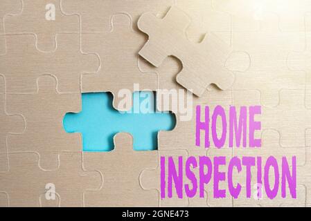 Cartello con la scritta Home Inspection. Panoramica aziendale esame non invasivo della condizione di una casa costruire un bianco incompiuto Jigsaw Pattern Foto Stock
