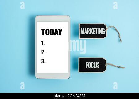 Scrittura visualizzazione testo Marketing Focus. Approccio aziendale comprendere i clienti e le loro esigenze utilizzando Stats Collection of empty Sticker Foto Stock
