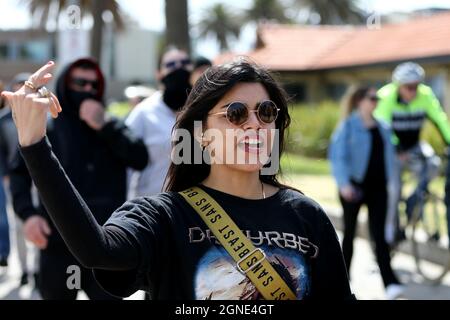 Melbourne, Australia, 25 settembre 2021. i manifestanti marciano durante il rally "Millions March for Freedom" a St Kilda Beach. Melbourne subisce un altro giorno di proteste e caos per il Premier Daniel Andrews governo controverso e risposte pandemiche, tra cui blocchi e vaccinazioni obbligatorie. Credit: Dave Hewison/Speed Media/Alamy Live News Foto Stock