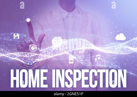 Cartello con la scritta Home Inspection. Parola scritta sull'esame non invasivo della condizione di una signora domestica in uniforme che tiene la tavoletta in mano virtualmente Foto Stock