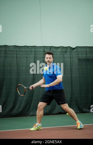 MOSCA, RUSSIA - SETTEMBRE 24 2021: L'atleta russo Andrey Domarev gioca a tennis al Roscosmos Spartakiad. Foto Stock