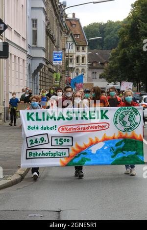 Coburg, Germania. 22 settembre 2016. I manifestanti si sono impegnati con un enorme banner che esprime la loro opinione, durante la manifestazione.Un venerdì per il futuro evento si è svolto a Coburg come parte dello sciopero mondiale del clima. I manifestanti hanno marciato dalla stazione ferroviaria principale a una piazza del centro città chiedendo misure più rapide e ulteriori contro i problemi del cambiamento climatico. (Credit Image: © Liam Cleary/SOPA Images via ZUMA Press Wire) Foto Stock