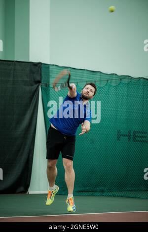 MOSCA, RUSSIA - SETTEMBRE 24 2021: L'atleta russo Andrey Domarev gioca a tennis al Roscosmos Spartakiad. Foto Stock