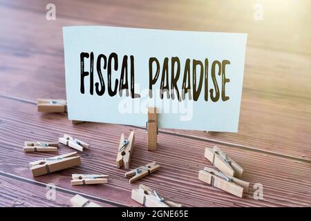 Cartello con la scritta Fiscal Paradise. Business Overview Imposta sullo sviluppo tassi di tassazione per gli investitori stranieri Blank Square Note circondato da lavanderia Foto Stock