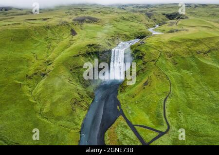 Vista aerea del drone della cascata di Skogafoss in Islanda, una delle attrazioni turistiche più famose e punto di riferimento Foto Stock