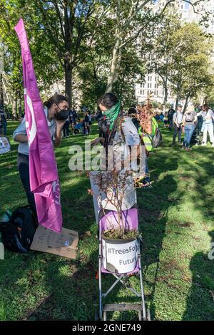 New York, Stati Uniti. 24 settembre 2021. New York, NY - 24 settembre 2021: Poche centinaia di persone hanno partecipato a Venerdì per il futuro Global Climate Strike a NYC marciando da City Hall Park a Battery Park e tenendo rally (Foto di RadLev in/Pacific Press) Credit: Pacific Press Media Production Corp./Alamy Live News Foto Stock