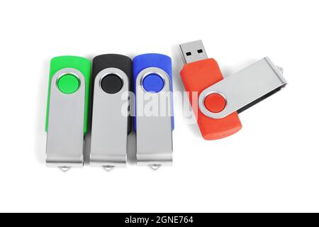 Quattro penne USB colorate su sfondo bianco Foto Stock
