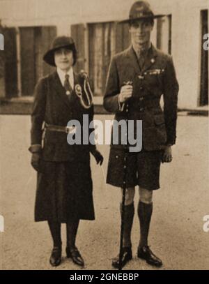 Una rara istantanea degli anni '30 del re Giorgio VI e della regina Elisabetta in uniformi scout & guide. Foto Stock