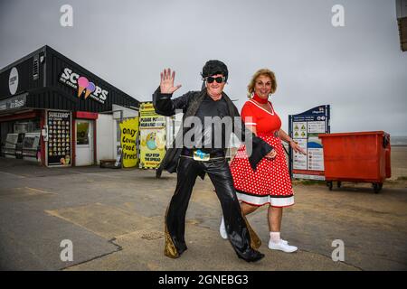 La gente comincia ad arrivare a Porthcawl nel Galles del Sud, mentre l'annuale Elvis Festival fa un ritorno per la prima volta dall'inizio della Pandemic questo fine settimana. L'evento vede migliaia di fan di Elvis che si affollano nella città di mare per celebrare la musica e la vita del "Re". Foto Stock