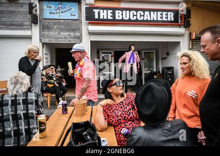 Il sosia di Elvis, Jeff Herman del North Carolina si esibisce al pub va all'annuale Festival di Elvis a Porthcawl, nel Galles del Sud, come fa un ritorno per la prima volta dall'inizio del Pandemic questo fine settimana. L'evento vede migliaia di fan di Elvis che si affollano nella città di mare per celebrare la musica e la vita del "Re". Foto Stock