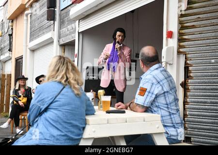 Il sosia di Elvis, Jeff Herman del North Carolina si esibisce al pub va all'annuale Festival di Elvis a Porthcawl, nel Galles del Sud, come fa un ritorno per la prima volta dall'inizio del Pandemic questo fine settimana. L'evento vede migliaia di fan di Elvis che si affollano nella città di mare per celebrare la musica e la vita del "Re". Foto Stock