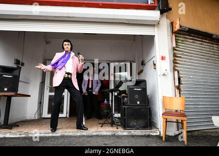 Il sosia di Elvis, Jeff Herman del North Carolina si esibisce al pub va all'annuale Festival di Elvis a Porthcawl, nel Galles del Sud, come fa un ritorno per la prima volta dall'inizio del Pandemic questo fine settimana. L'evento vede migliaia di fan di Elvis che si affollano nella città di mare per celebrare la musica e la vita del "Re". Foto Stock