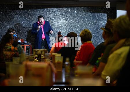 Il sosia di Elvis, Dave 'Rockin' Rilley, si esibisce al pub va all'annuale Festival di Elvis a Porthcawl, nel Galles del Sud, come fa un ritorno per la prima volta dall'inizio del Pandemic questo fine settimana. L'evento vede migliaia di fan di Elvis che si affollano nella città di mare per celebrare la musica e la vita del "Re". Foto Stock