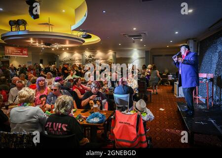 Il sosia di Elvis, Dave 'Rockin' Rilley, si esibisce al pub va all'annuale Festival di Elvis a Porthcawl, nel Galles del Sud, come fa un ritorno per la prima volta dall'inizio del Pandemic questo fine settimana. L'evento vede migliaia di fan di Elvis che si affollano nella città di mare per celebrare la musica e la vita del "Re". Foto Stock