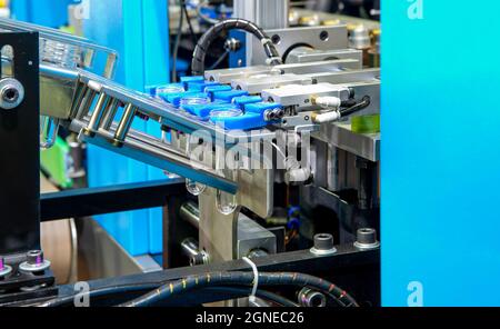 Processo di produzione di bottiglie di acqua potabile per animali domestici ; background dell'industria alimentare Foto Stock