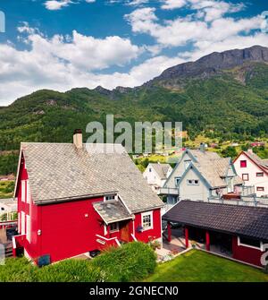 Architettura tipica norwagiana nella città di Odda, contea di Hordaland, Norvegia. Splendida vista estiva sulla campagna. Concetto di viaggio background. Foto Stock