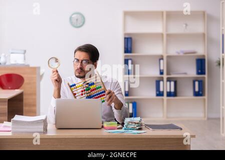 Giovane bookkeeper nel concetto di pianificazione del bilancio che tiene abacus Foto Stock