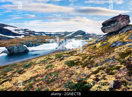 Guida sulla famosa Aurlandsvegen - strada di montagna (Bjorgavegen), Aurland nella contea di Sogn og Fjordane, Norvegia. Bellissimo paesaggio estivo nel nord Foto Stock