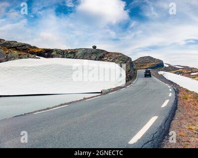 Guida sulla famosa Aurlandsvegen - strada di montagna (Bjorgavegen), Aurland nella contea di Sogn og Fjordane, Norvegia. Bellissimo paesaggio estivo nel nord Foto Stock