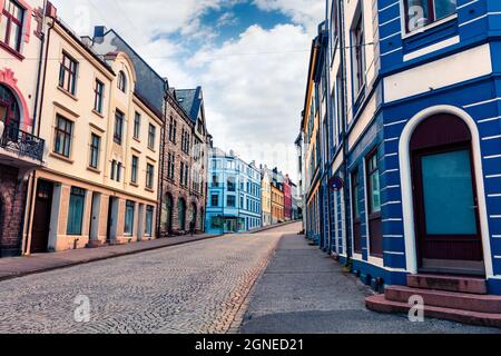 Paesaggio urbano colorato della città portuale di Alesund, noto per lo stile architettonico art nouveau. Splendida scena estiva in Norvegia, Europa. Stile artistico post p Foto Stock