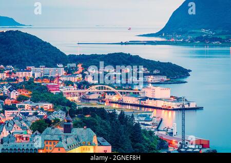 Dalla vista dall'alto della città portuale di Alesund sulla costa occidentale della Norvegia, all'ingresso del Geirangerfjord. Colorata serata estiva nel Nord. Foto Stock