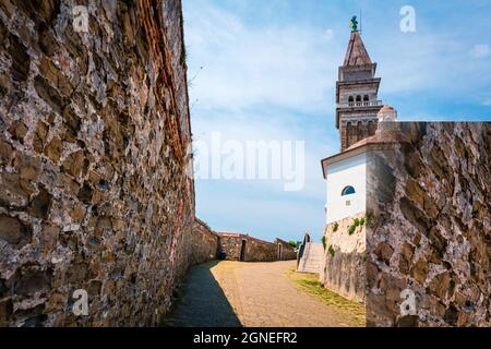 Soleggiata vista estiva della chiesa parrocchiale di San Giorgio nella città di Pirano. Splendida mattinata primaverile sul Mare Adriatico. Bellissimo paesaggio urbano della Slovenia, Europa. Traversata Foto Stock