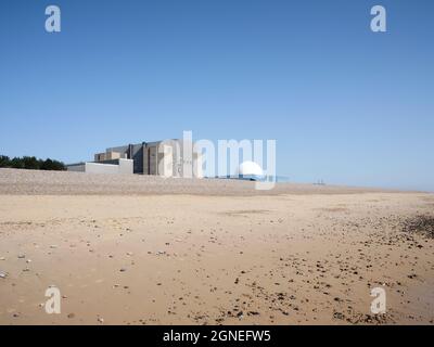 Centrali nucleari Sizewell A & B e spiaggia Sizewell sulla costa orientale del Suffolk Inghilterra Regno Unito Foto Stock