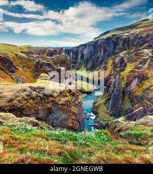 Maestosa vista mattutina del canyon e del fiume di Fjadrargljufur. Colorata scena estiva del Sud-Est Islanda, Europa. Bellezza della natura concetto sfondo. Foto Stock