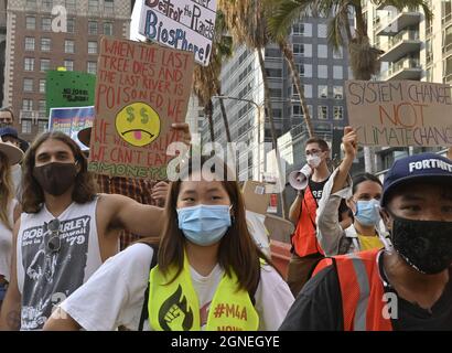 Los Angeles, Stati Uniti. 25 Settembre 2021. I giovani e gli anziani si riuniscono per chiedere un'azione urgente per evitare i disastrosi cambiamenti climatici a Pershing Square a Los Angeles, unendosi ai giovani di tutto il mondo nella loro più grande protesta dall'inizio della pandemia COVID-19 a Los Angeles venerdì 24 settembre 2021. Lo sciopero si svolge cinque settimane prima del vertice della U.N. COP26, che mira a garantire un'azione più ambiziosa sul clima da parte dei leader mondiali per ridurre drasticamente le emissioni di gas serra che riscaldano il pianeta. Foto di Jim Ruymen/UPI Credit: UPI/Alamy Live News Foto Stock