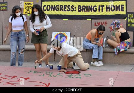 Los Angeles, Stati Uniti. 25 Settembre 2021. I giovani e gli anziani si riuniscono per chiedere un'azione urgente per evitare i disastrosi cambiamenti climatici a Pershing Square a Los Angeles, unendosi ai giovani di tutto il mondo nella loro più grande protesta dall'inizio della pandemia COVID-19 a Los Angeles venerdì 24 settembre 2021. Lo sciopero si svolge cinque settimane prima del vertice della U.N. COP26, che mira a garantire un'azione più ambiziosa sul clima da parte dei leader mondiali per ridurre drasticamente le emissioni di gas serra che riscaldano il pianeta. Foto di Jim Ruymen/UPI Credit: UPI/Alamy Live News Foto Stock