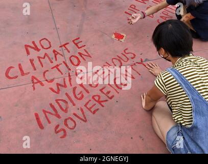 Los Angeles, Stati Uniti. 25 Settembre 2021. I giovani e gli anziani si riuniscono per chiedere un'azione urgente per evitare i disastrosi cambiamenti climatici a Pershing Square a Los Angeles, unendosi ai giovani di tutto il mondo nella loro più grande protesta dall'inizio della pandemia COVID-19 a Los Angeles venerdì 24 settembre 2021. Lo sciopero si svolge cinque settimane prima del vertice della U.N. COP26, che mira a garantire un'azione più ambiziosa sul clima da parte dei leader mondiali per ridurre drasticamente le emissioni di gas serra che riscaldano il pianeta. Foto di Jim Ruymen/UPI Credit: UPI/Alamy Live News Foto Stock