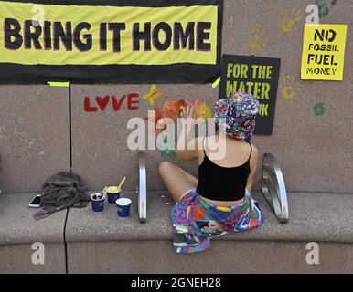 Los Angeles, Stati Uniti. 25 Settembre 2021. I giovani e gli anziani si riuniscono per chiedere un'azione urgente per evitare i disastrosi cambiamenti climatici a Pershing Square a Los Angeles, unendosi ai giovani di tutto il mondo nella loro più grande protesta dall'inizio della pandemia COVID-19 a Los Angeles venerdì 24 settembre 2021. Lo sciopero si svolge cinque settimane prima del vertice della U.N. COP26, che mira a garantire un'azione più ambiziosa sul clima da parte dei leader mondiali per ridurre drasticamente le emissioni di gas serra che riscaldano il pianeta. Foto di Jim Ruymen/UPI Credit: UPI/Alamy Live News Foto Stock